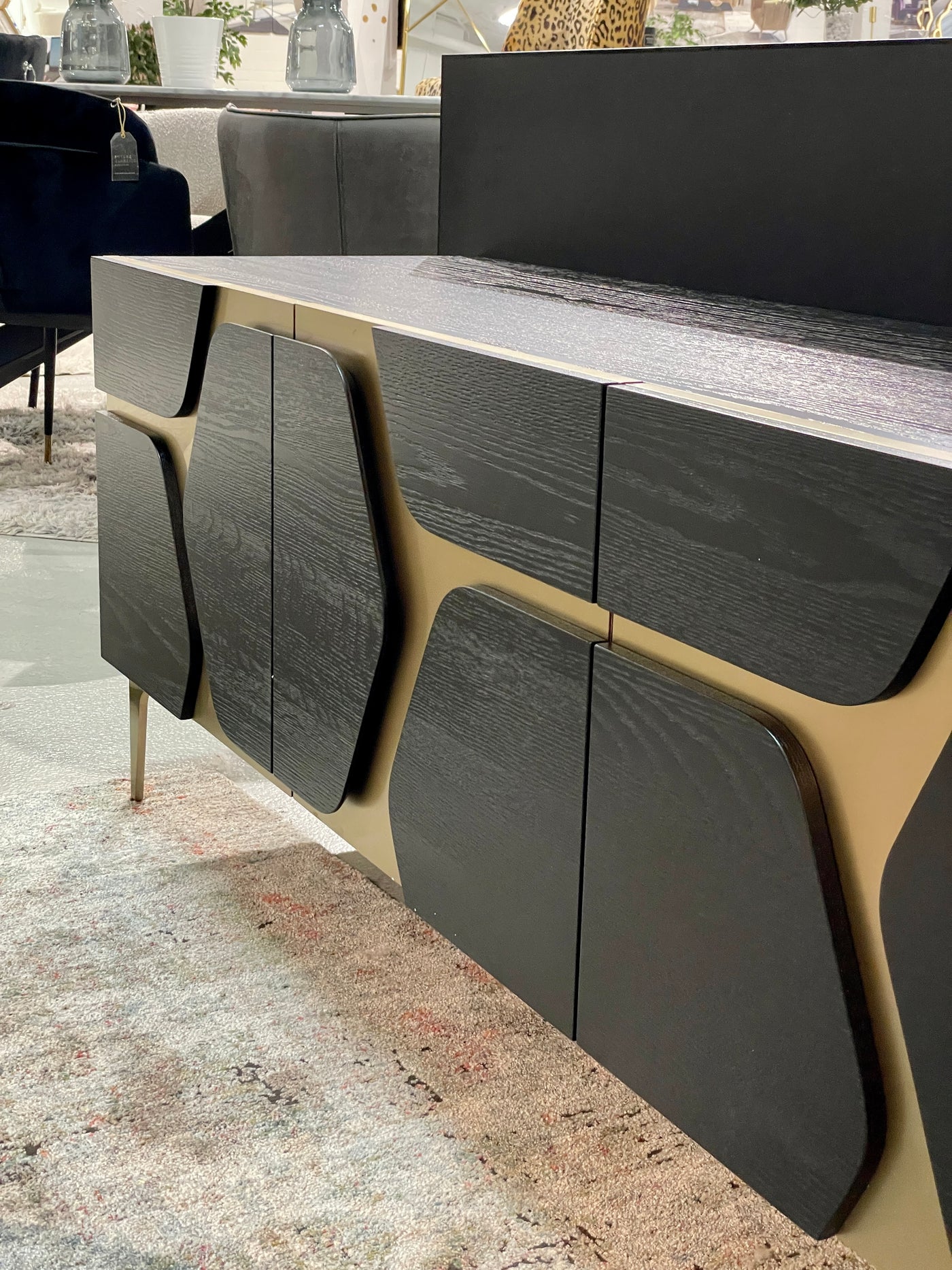 Louvre Entertainment Unit